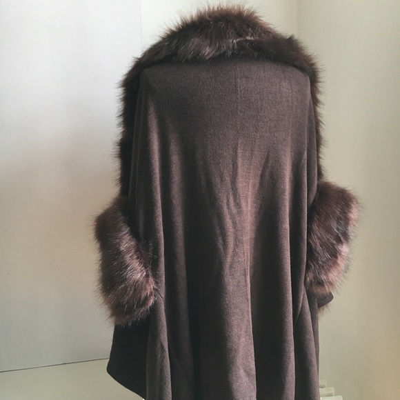 NWOT Faux Fur Trim Hi Low Hem sweater Cape - Picture 6 of 6